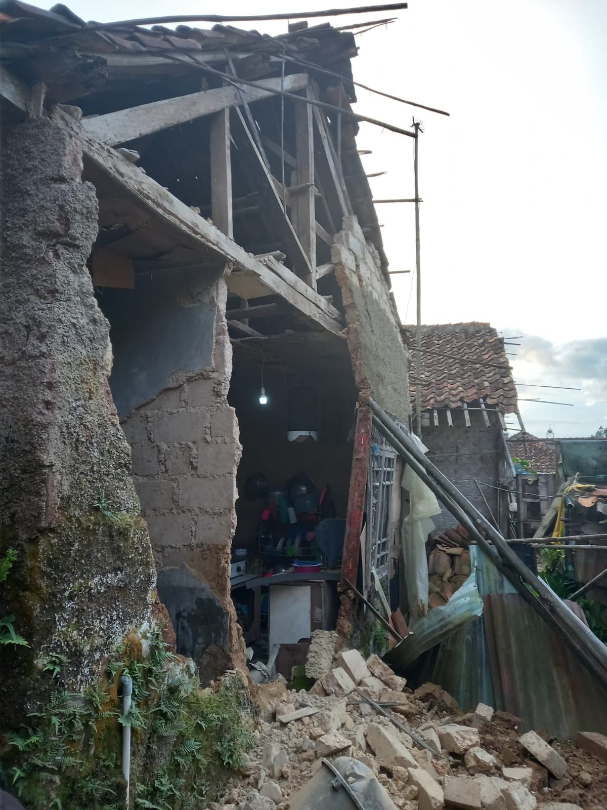 Kembali Bertambah Satu Rumah Di Sukabumi Rusak Diduga Akibat Gempa