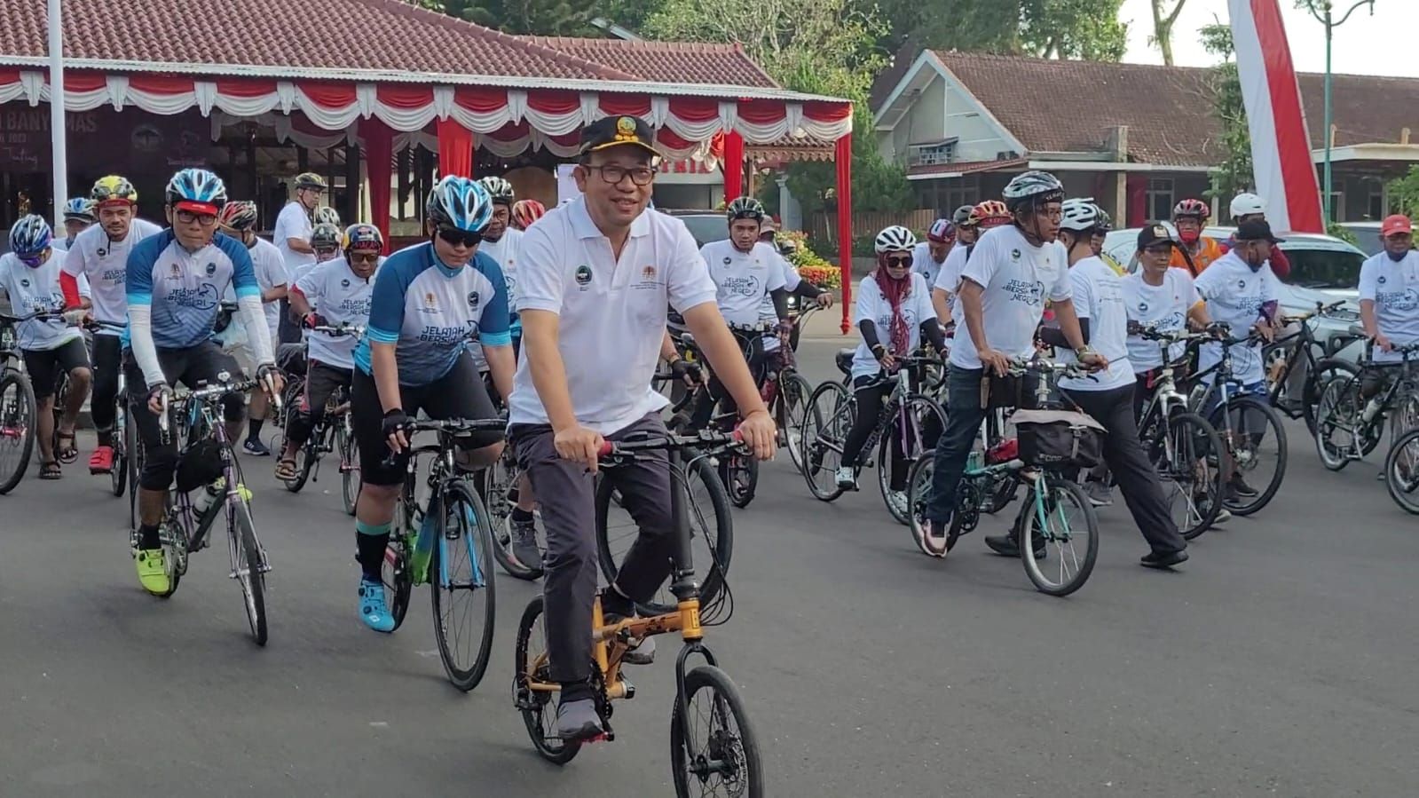 Gowes Peduli Sampah Bupati Banyumas Ir Achmad Husein Kampanyekan Aksi