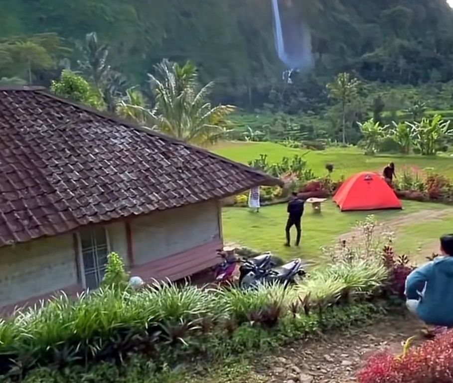 Rumah Panggung Milik Abah Jajang Yang Viral Dekat Curug Citambur