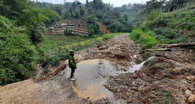 Longsor Terjang Sindangkerta Bandung Barat Jalan Putus Dan Rumah Rusak