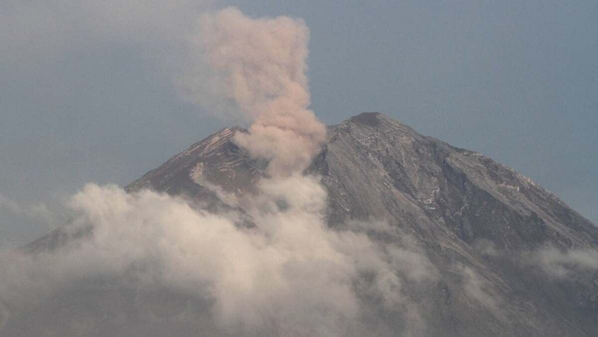 SIAGA BENCANA Gunung Semeru Meletus Aktifitas Erupsi Capai 700 Meter