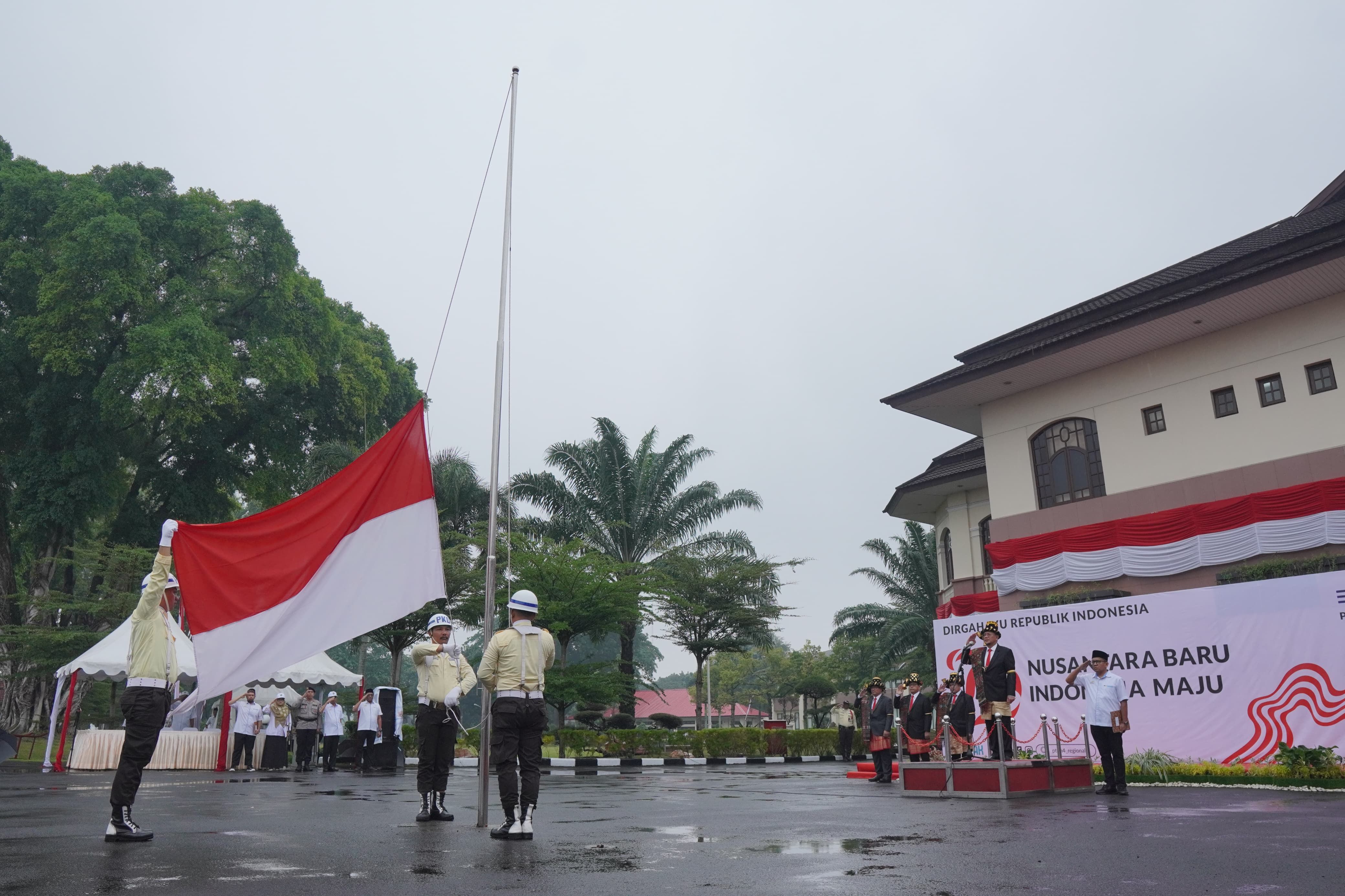 PTPN IV PalmCo Regional 1 Peringati HUT RI 79 Serahkan Penghargaan Masa