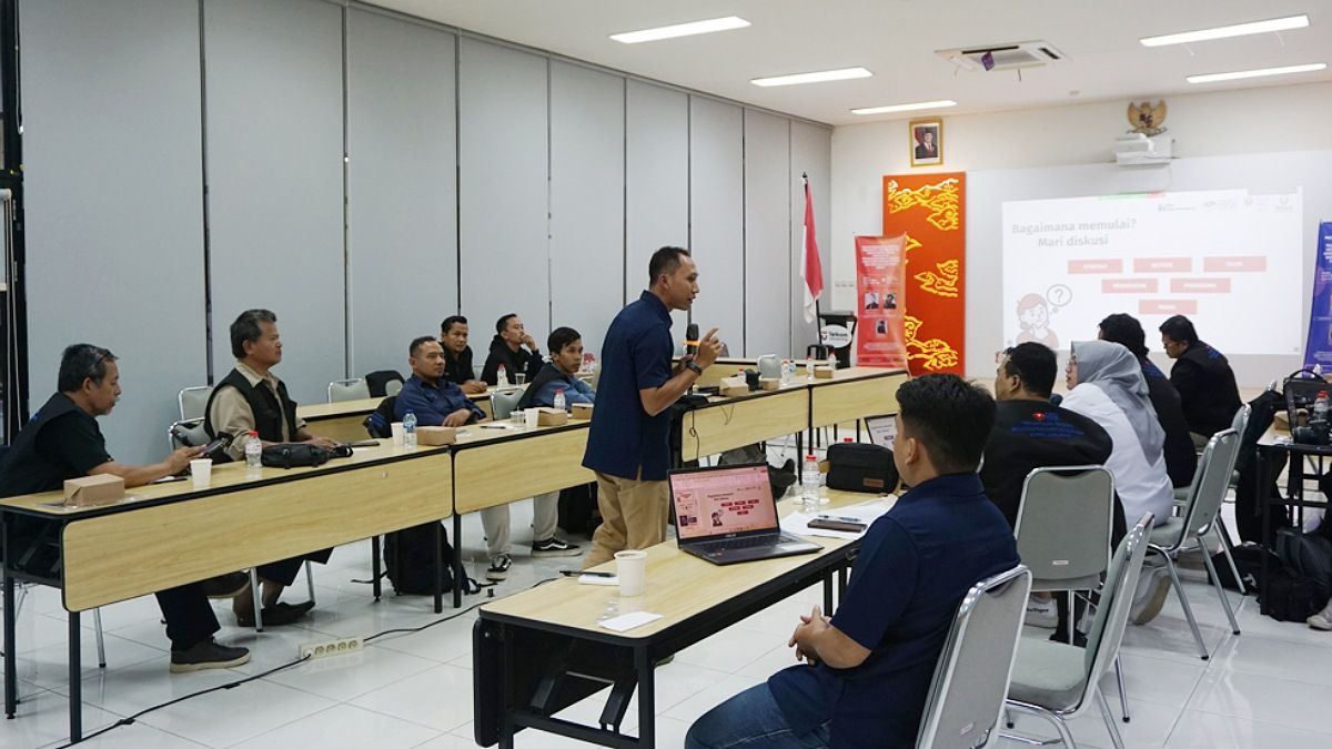 Firdaus Azwar Ersyad, M.Sn., Dosen Seni Rupa Telkom University menyampaikan materi pada sesi pelatihan penulisan artikel ilmiah