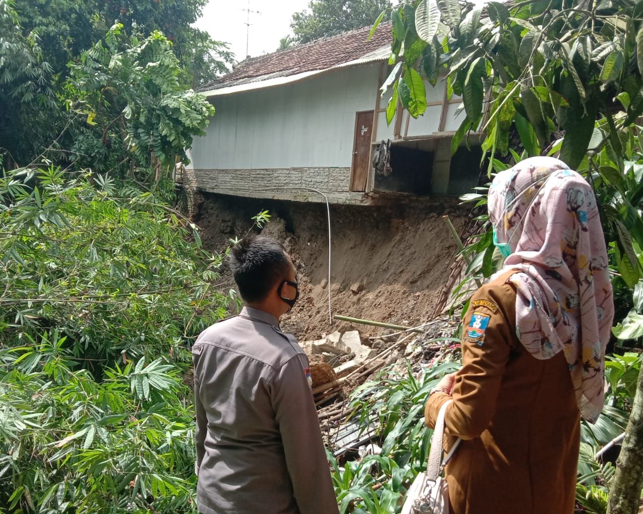 Fenomena Pergeseran Tanah Terjadi Di Cikeusal Kabupaten Serang 4 Rumah