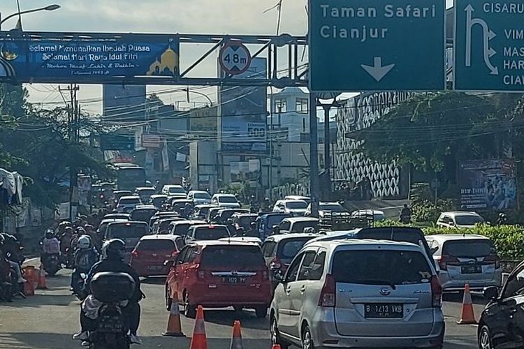 3 000 Kendaraan Serbu Kawasan Puncak Bogor Sistem One Way Masih