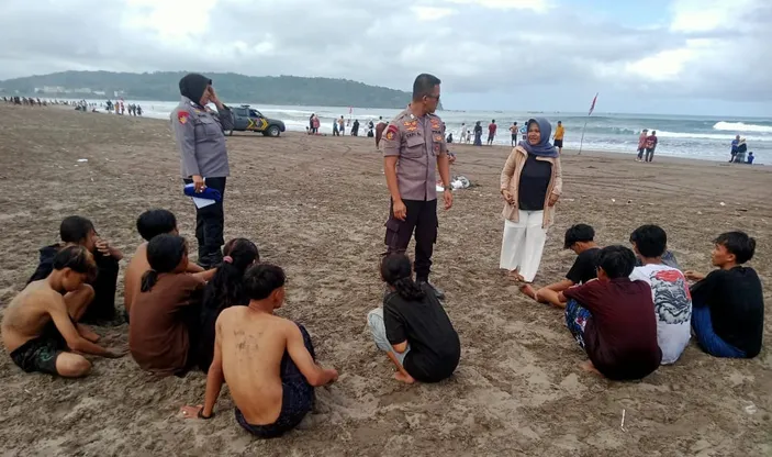 Warga Tasikmalaya Hilang Terseret Ombak Di Pantai Pangandaran Berenang