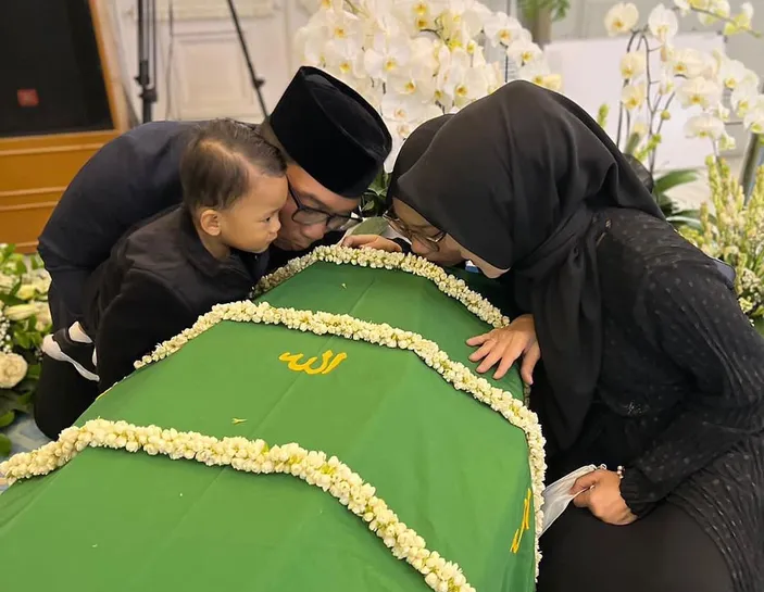 Ciuman Terakhir Ridwan Kamil Sekeluarga Ke Peti Jenazah Eril Atalia