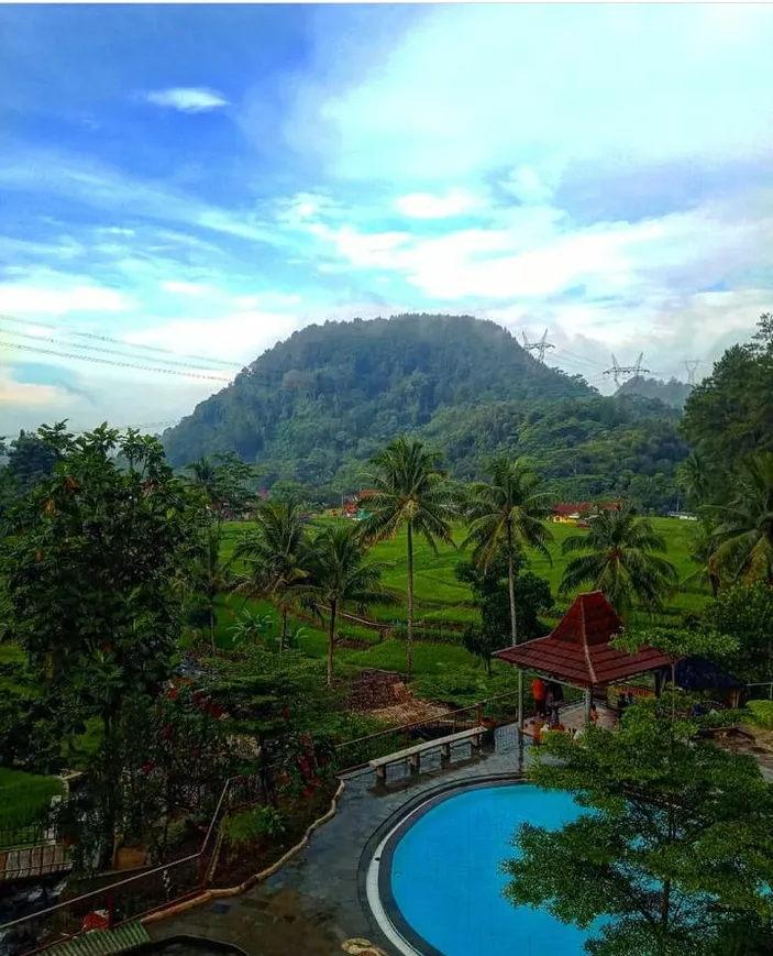 Pesona Wisata Alam Curug Kiaradanu Majalengka Kolam Dengan View Sawah