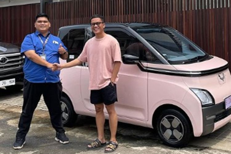 Termasuk 100 Pembeli Pertama Arief Muhammad Beli Mobil Listrik Wuling