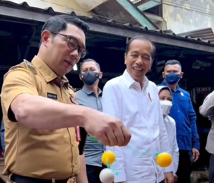 Momen Jokowi Dan Ridwan Kamil Bermain Nok Nok Saat Kunjungi Pasar Di