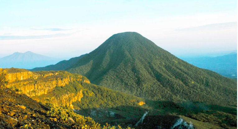 6 Gunung Paling Angker Di Indonesia Cerita Pasar Setan Hingga