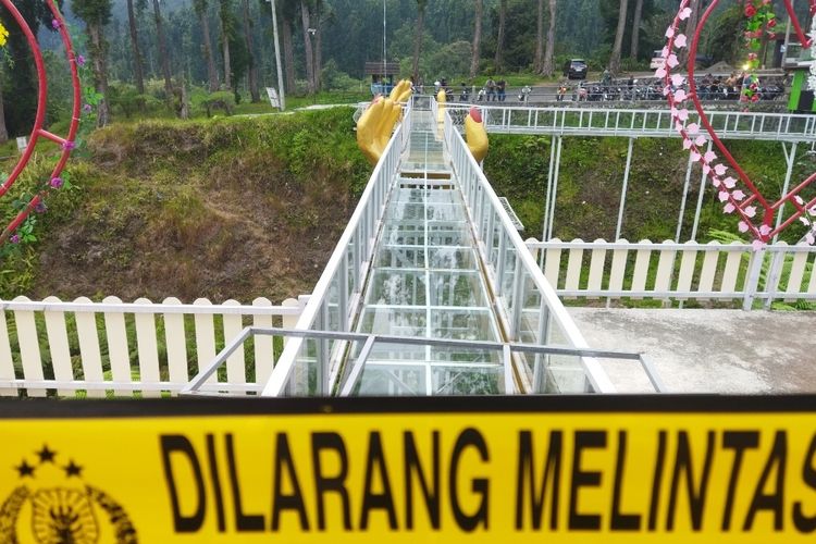 4 Wisatawan Jatuh Akibat Jembatan Kaca Di The Geong Limpakuwus Banyumas