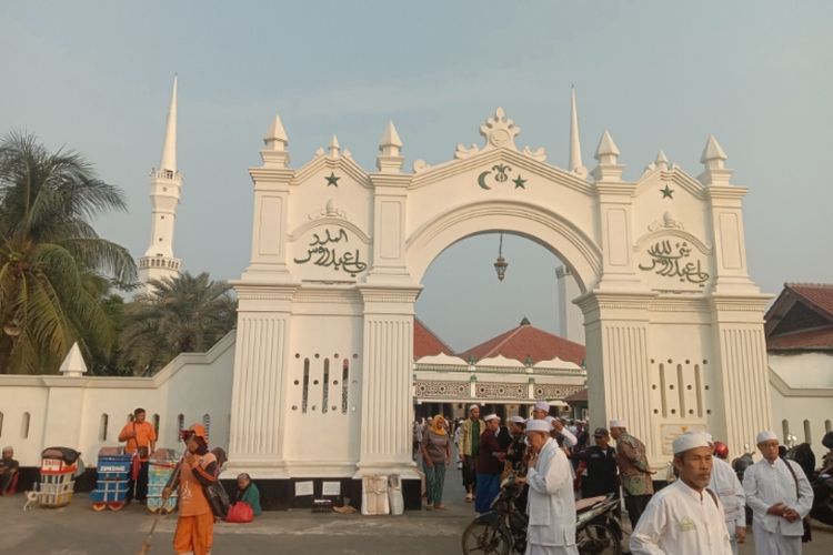 Mengenal Masjid Keramat Luar Batang Makam Al Habib Husein Bin Abu