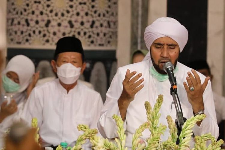 Lirik Sholawat Man Ana Habib Syech Teks Arab Latin Dan Artinya