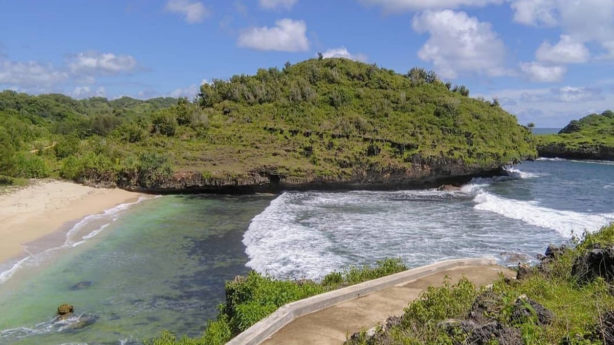 Nikmati Panorama Alam Di Pantai Watu Karung Sebuah Tempat Wisata