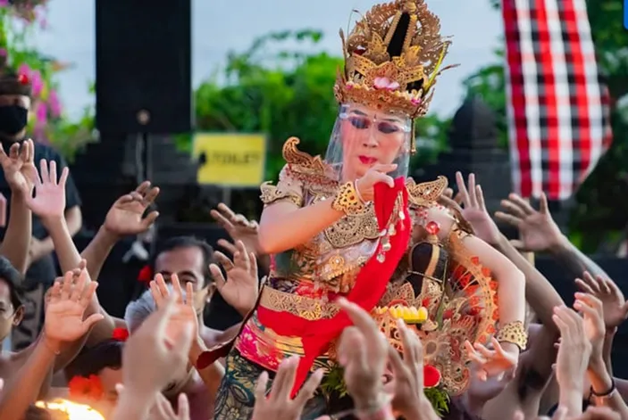 Saksikan Keindahan Tari Kecak Uluwatu Dengan Latar Belakang Sunset Yang