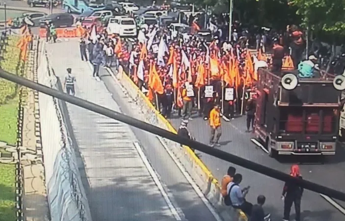 Aksi Unjuk Rasa Buruh Di Depan Gedung MK Rekayasa Pengalihan Arus Lalu