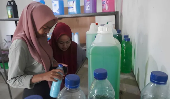 Bulukumba Melawan Mikroplastik KMPS Mendirikan Toko Isi Ulang Lestari