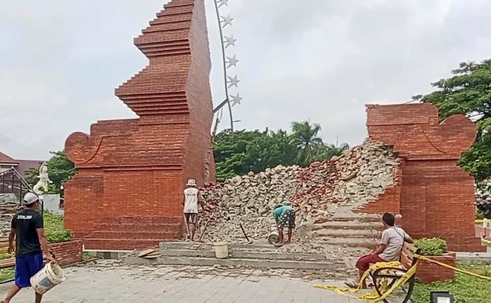 Kok Bisa Bangunan Gapura Alun Alun Pataraksa Diduga Senilai Rp