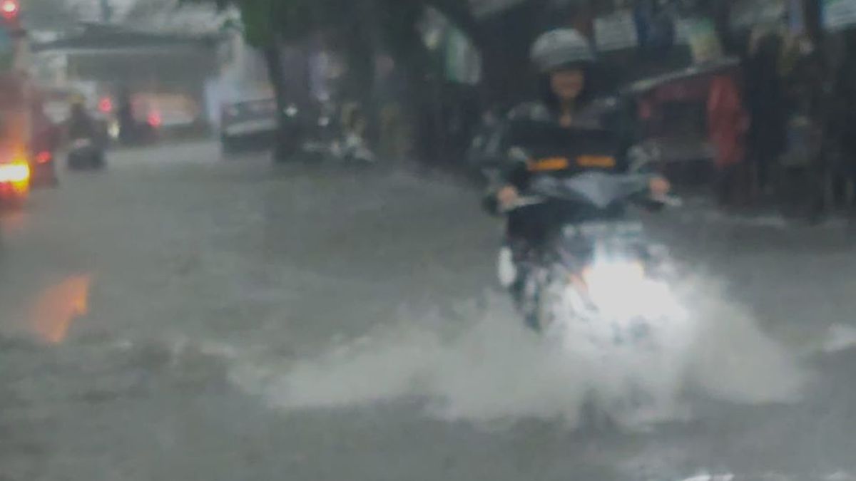 Bandung Timur Banjir Hujan Deras Disertai Petir Sempat Hujan Es