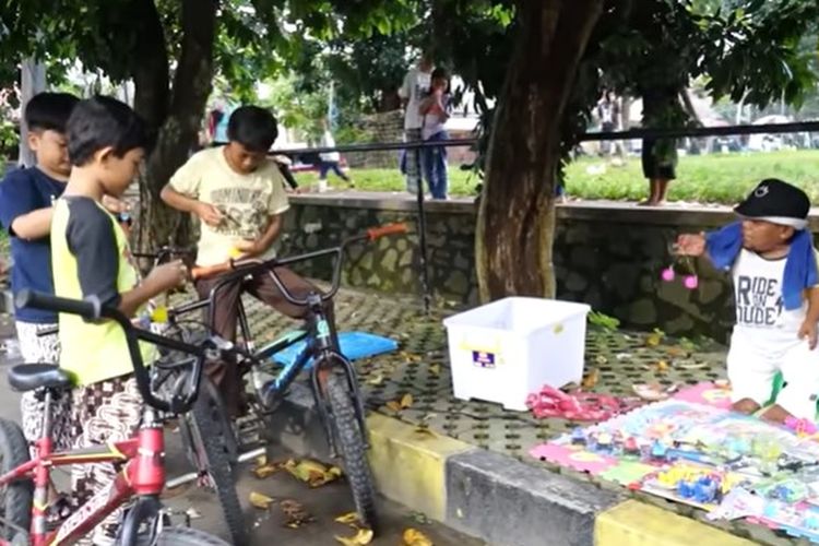 Potret Ucok Baba Jualan Lato Lato Di Pinggir Jalan Viral Jangan Pernah