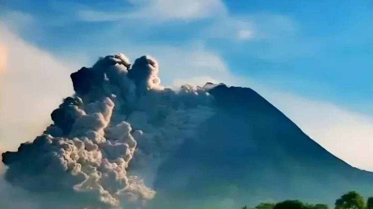 Gunung Ibu Erupsi Berulang Kali Warga Diminta Waspada Derana NTT