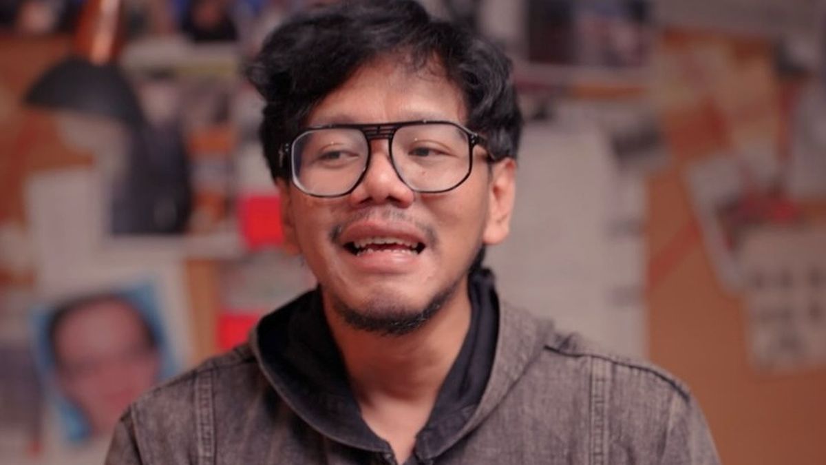 Ferry Irwandi Siapa Intip Biodata Youtuber Yang Menunggu Santet Di