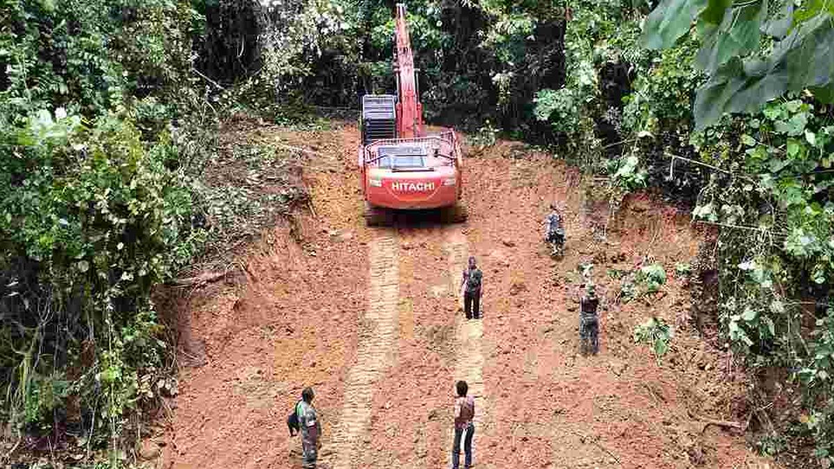 TNI Buka Akses Jalan Menuju Makam Pahlawan Cut Nyak Mutia Di Pedalaman