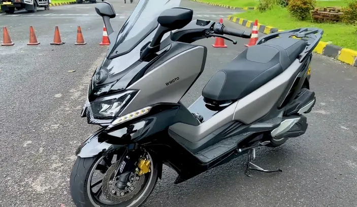 Skutik Maxi Rival Yamaha Xmax Meluncur Gendong Mesin Dohc Cc Coyy