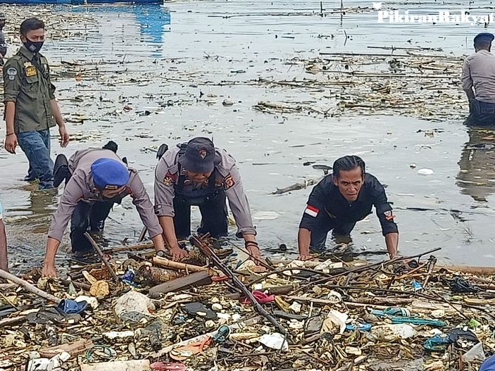 Viral Waduk Jatigede Lautan Sampah Masalah Tahunan Yang Terus Terulang