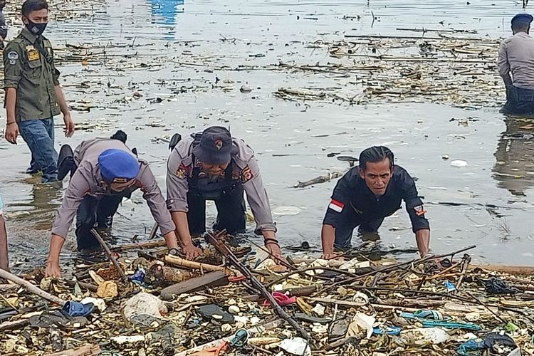 Viral Waduk Jatigede Lautan Sampah Masalah Tahunan Yang Terus Terulang