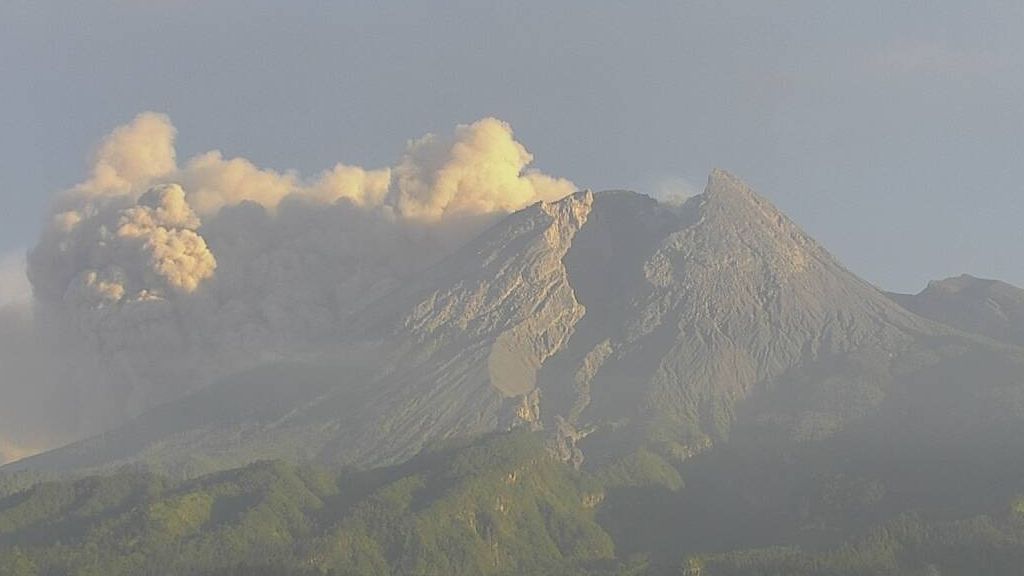 Gunung Merapi Erupsi Siaga Iii Kali Muntahkan Awan Panas Sejauh Km