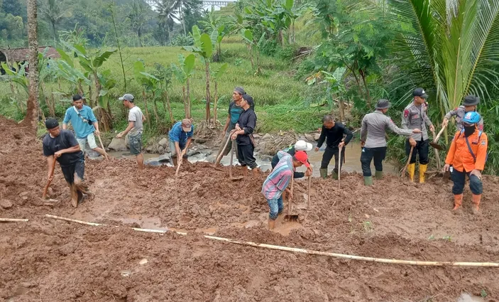 Longsor Campakamekar Bandung Barat Warga Tertimbun Saat Berteduh Di Saung