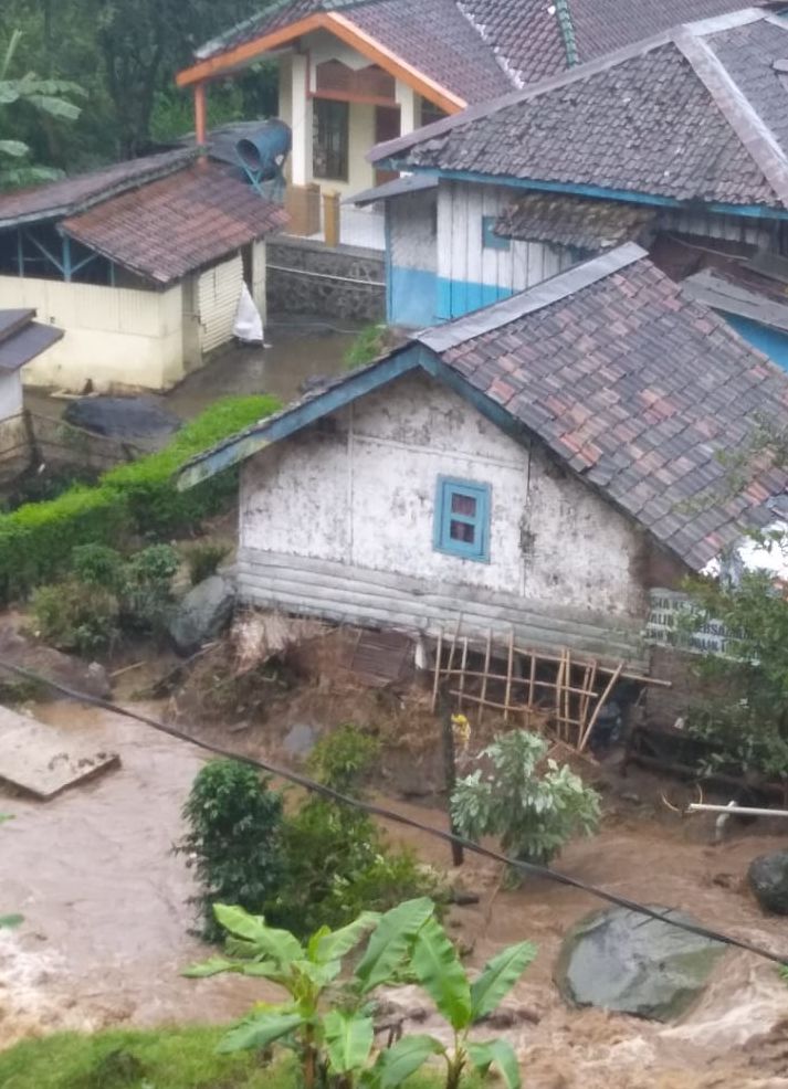 Hujan Deras Akibatkan Banjir Bandang Di Kertasari Kabupaten Bandung