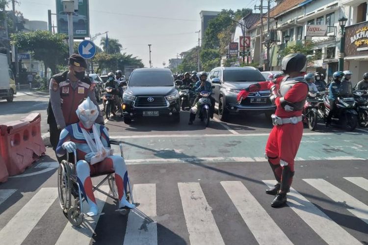 Ultraman Di Tugu Jogja Naik Kursi Roda Didorong Polisi Ada Apa