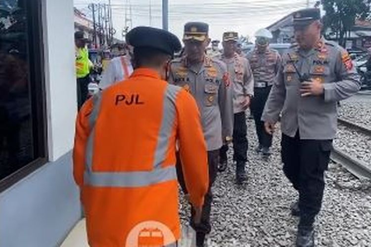 Petugas Perlintasan Kereta Api Yang Viral Selamatkan Pedagang Di Laswi