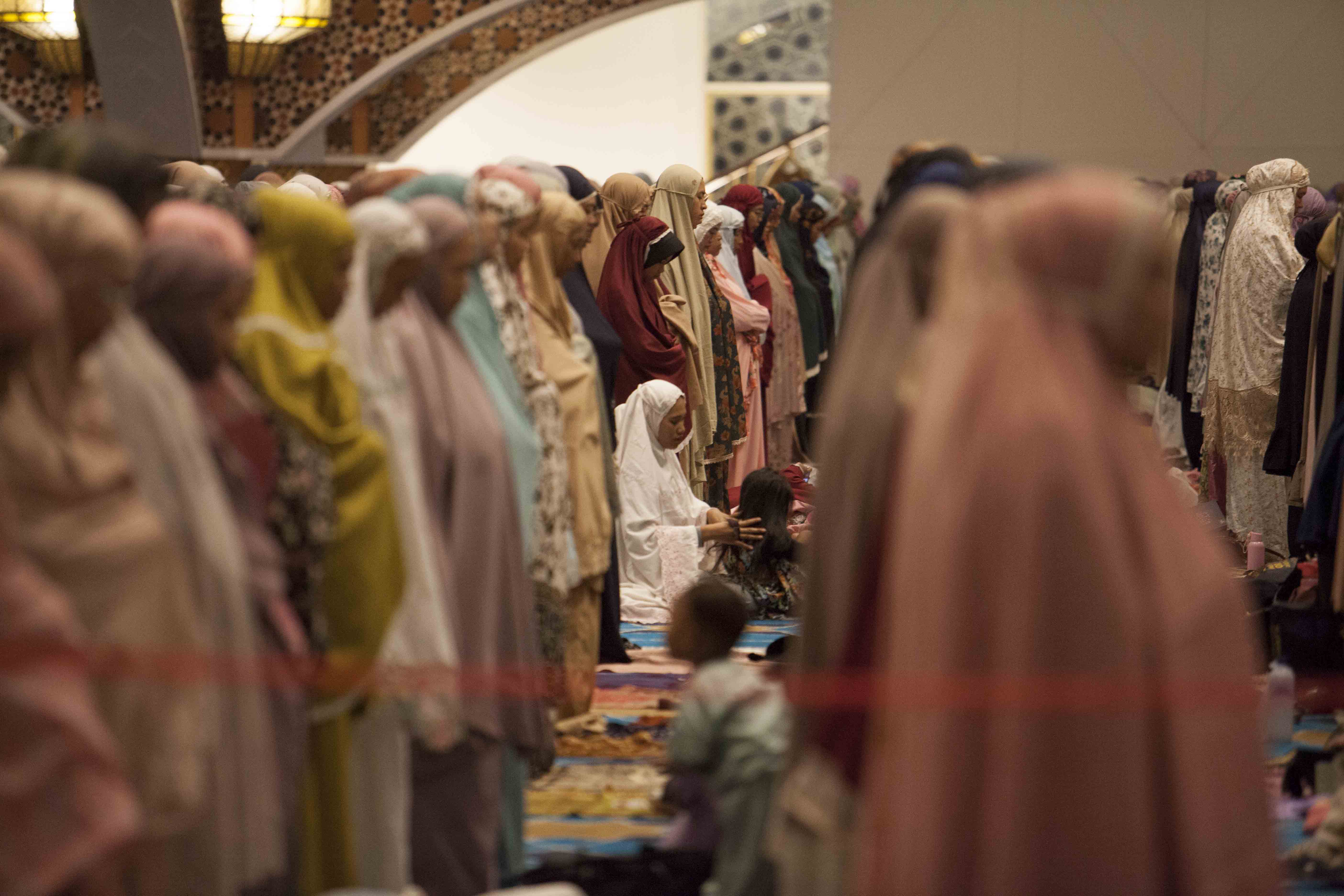 Shalat Tarawih Pertama Di Masjid Al Jabbar Pikiran Rakyat