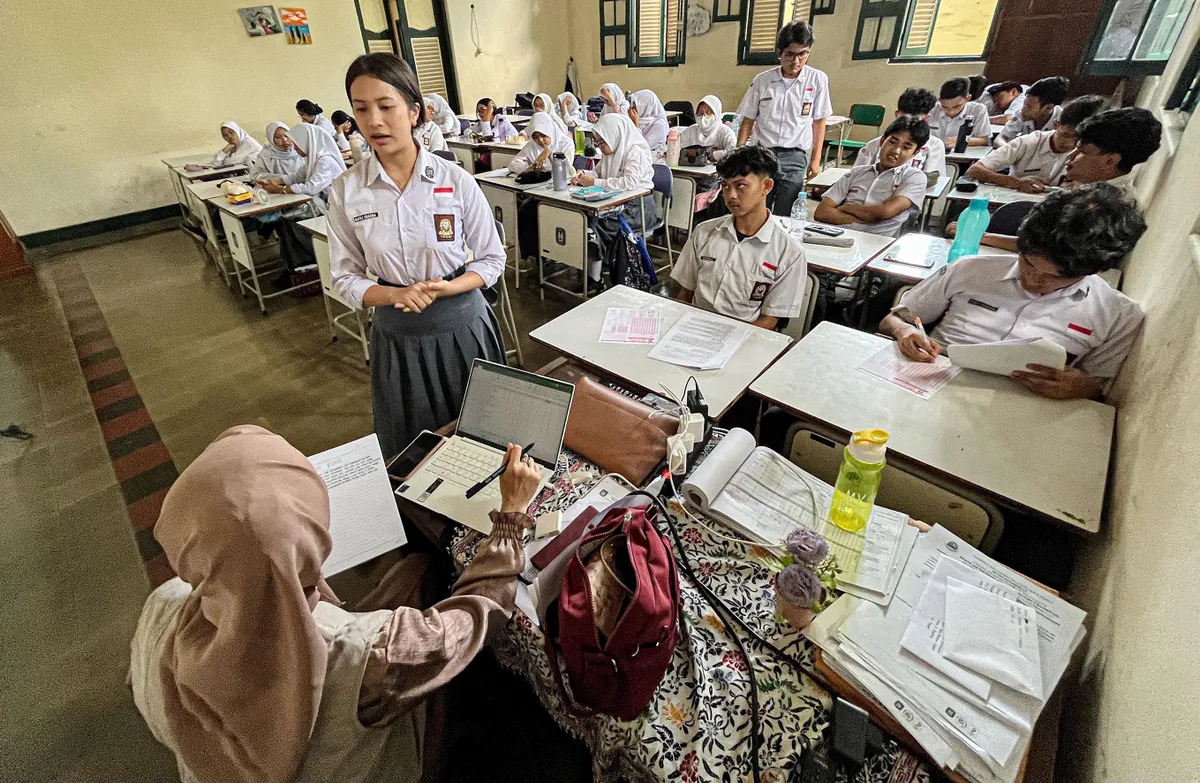 Sejumlah  siswa mengikuti kegiatan belajar mengajar di SMA Negeri 3, Jalan Belitung, Kota Bandung, Selasa (5/11/2024). Menteri Pendidikan Dasar dan Menengah (Mendikdasmen) Abdul Mu'ti, menyampaikan rencananya bahwa pihaknya saat ini tengah menyerap aspirasi dari berbagai pihak terkait sejumlah kebijakan di bidang pendidikan mulai dari sistem zonasi sekolah hingga penyelenggaraan kembali ujian nasional (UN).*