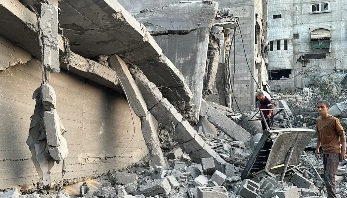Warga Palestina berkumpul di lokasi serangan Israel terhadap sebuah rumah, di Jabalia di Jalur Gaza utara 10 November 2024.