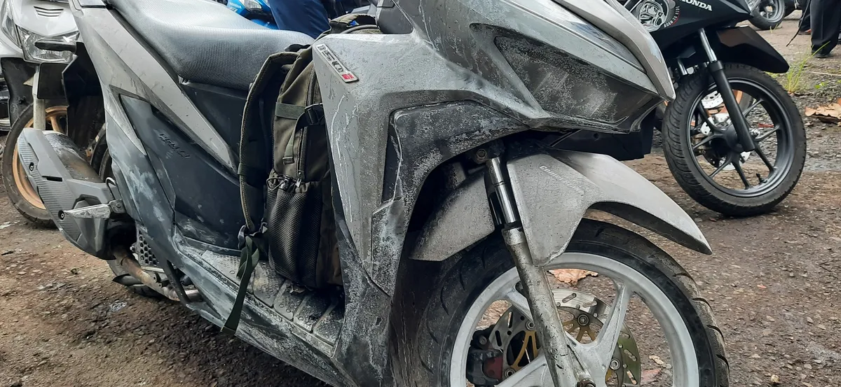 Sepeda motor memutih di halaman Kantor Unit Laka Lantas Polres Cimahi di Cikumuning, Padalarang, Kabupaten Bandung Barat, Selasa (24/12/2024).