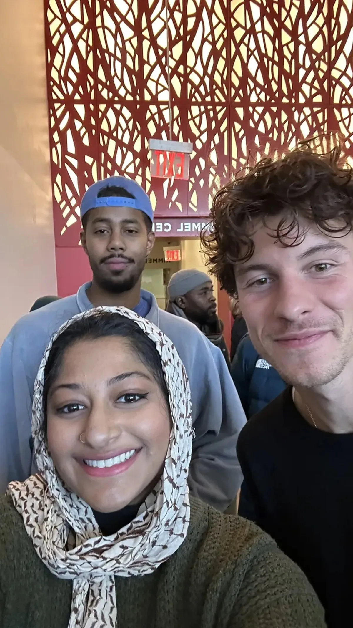 Kehadiran Shawn Mendes di Islamic Center tersebut pertama kali diungkapkan oleh seorang penggemar dengan akun X (sebelumnya Twitter) bernama @myeshachou.