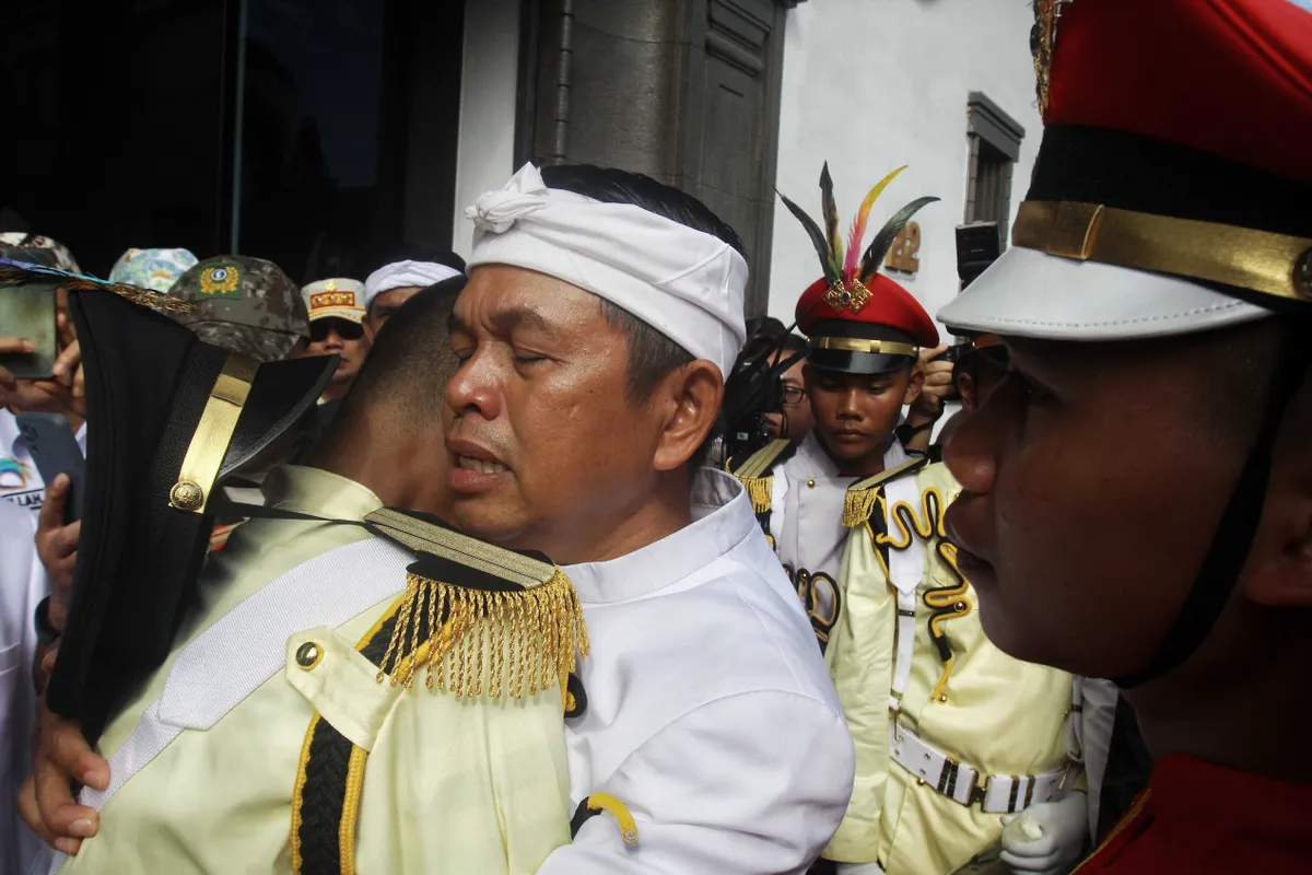 GUBERNUR Jawa Barat Dedi Mulyadi memeluk siswa pendidikan karakter usai pelaksanaan upacara Hari Kebangkitan Nasional di Halaman Gedung Sate, Jalan Diponegoro, Kota Bandung, Selasa (20/5/2025). Sebanyak 273 siswa yang mengikuti pendidikan karakter dilibatkan menjadi petugas serta peserta upacara peringatan Hari Kebangkitan Nasional ke-117 Tahun 2025 tingkat Provinsi Jawa Barat.*