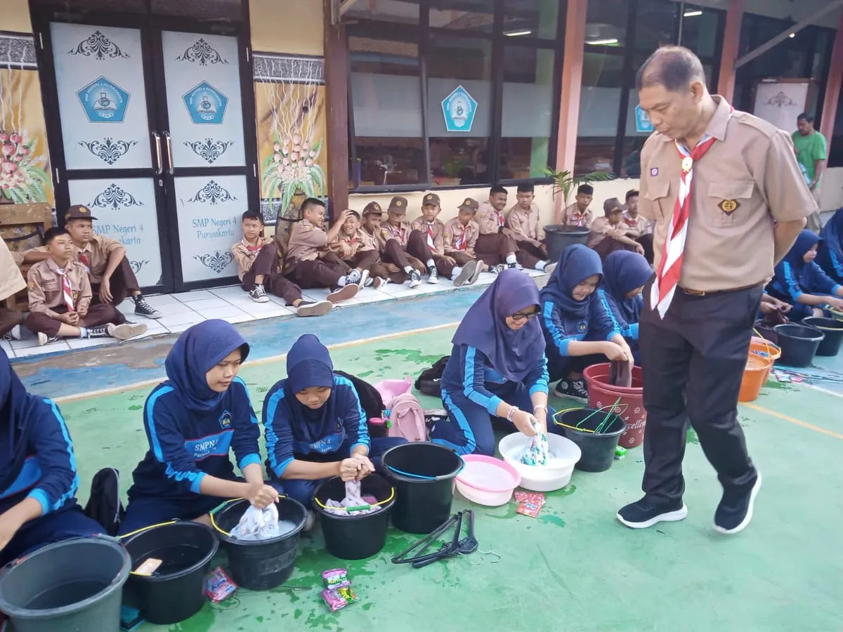 Para siswa mengikuti Festival Mencuci Baju Sendiri di Sekolah Menengah Pertama (SMP) Negeri 4 Purwakarta, Selasa (27/5/2025). Kegiatan tersebut diakui sebagai bagian dari pendidikan karakter untuk menciptakan generasi muda yang unggul.