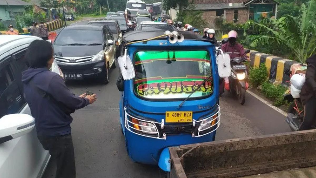 Puluhan Warga Jakarta Mudik Lebaran 2024 Naik Bajaj, Ngirit Akibat Ekonomi Sulit