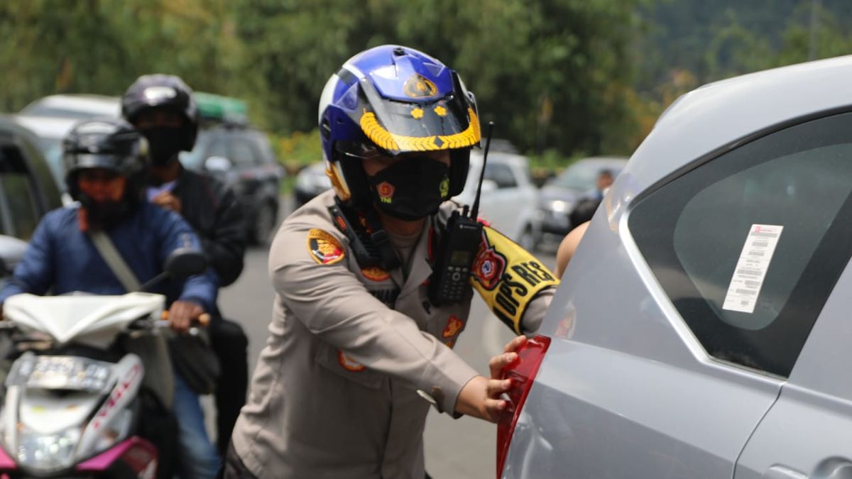 Patut Dipuji Aksi Humanis Personil Satlantas Polres Sukabumi Kota Dorong Hingga Perbaiki Mobil 5749