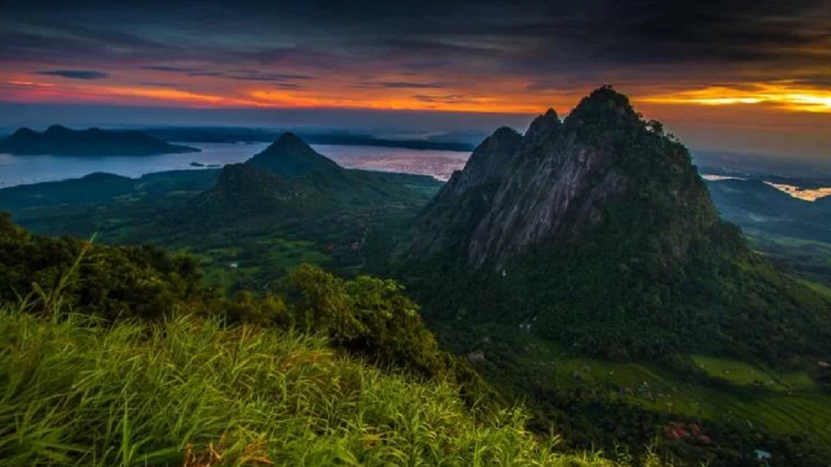 Wisata Alam Gunung Bongkok, Selain Pemandangan Alamnya Menakjubkan Para ...