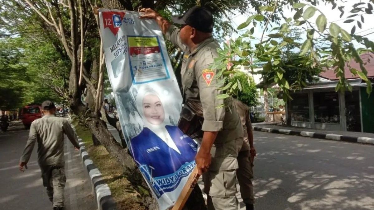 Satpol PP Dan Bawaslu Ambon Tertibkan Pemasangan APK Langgar Aturan ...