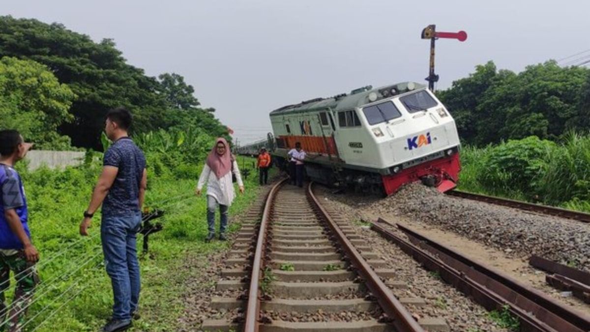 Kecelakaan Lokomotif KA Pandalungan Di Stasiun Tanggulangin Sidoarjo ...