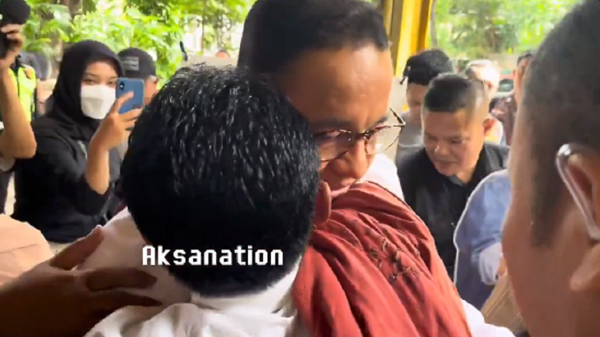 Warga Kampung Bayam Tak Kuasa Menangis dan Memeluk Anies Baswedan di Acara Desak Anies