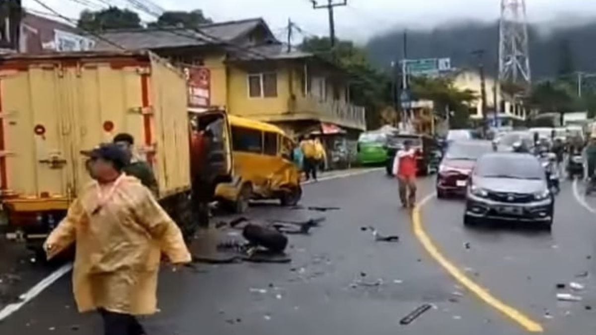 Tabrakan Beruntun Di Jalur Puncak Bogor Kendaraan Rusak Rumah